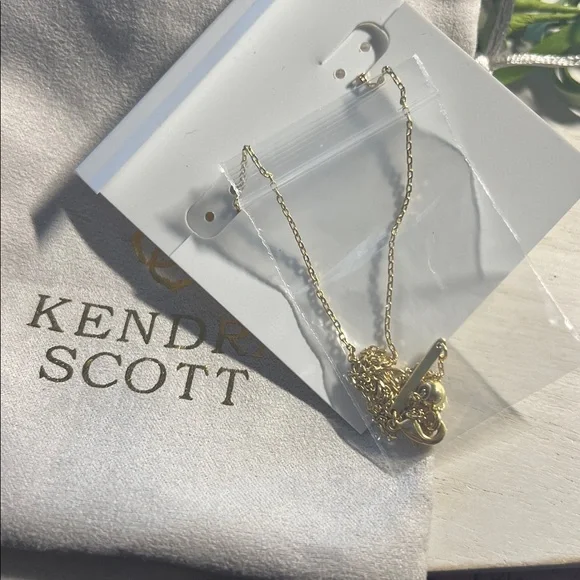 Kendra Scott Ari Heart Gold Pendant Necklace in Ivory Mother-of-Pearl - Picture 3 of 4
